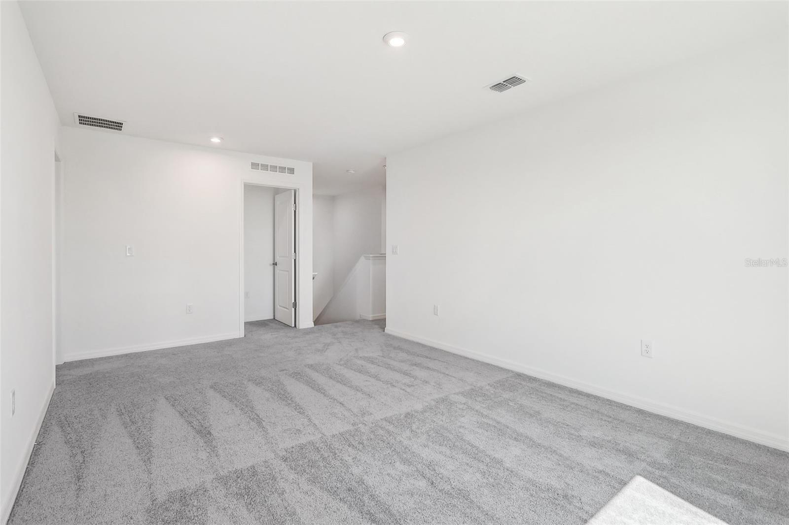 877 Castleford Ave Ne Property Photo 18