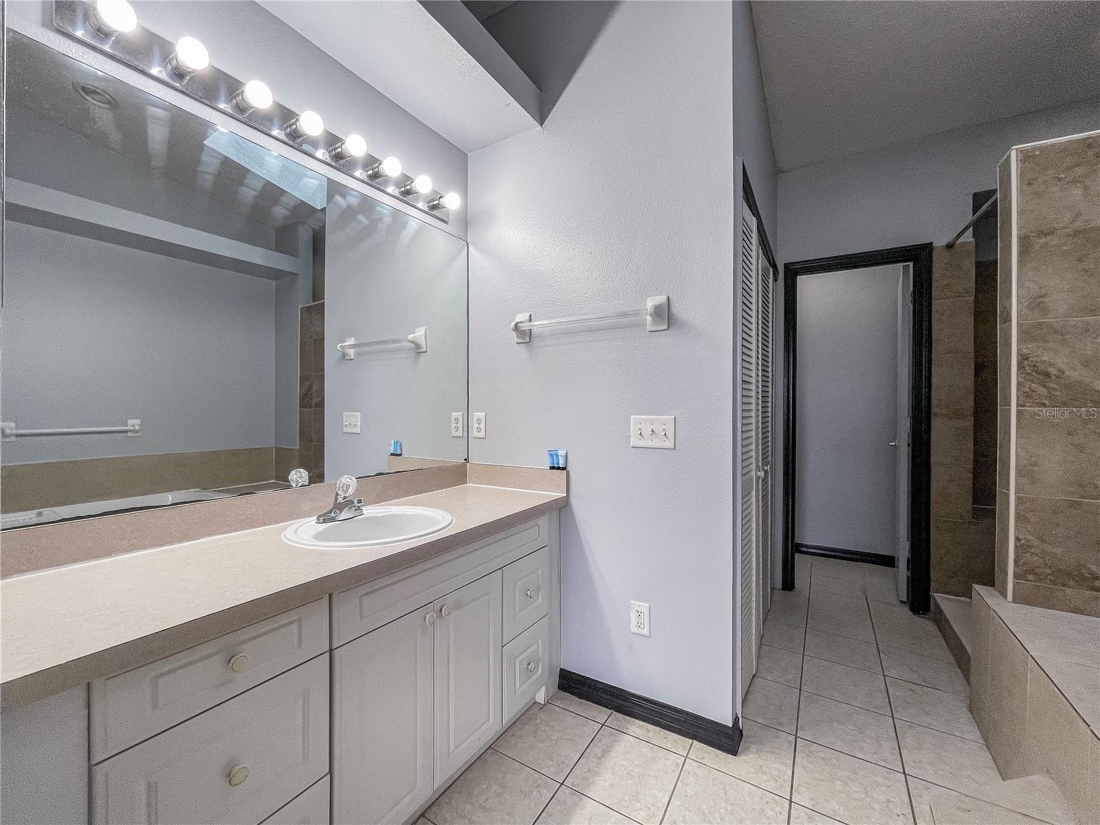 402 Orchid Dr #main Unit Property Photo 10