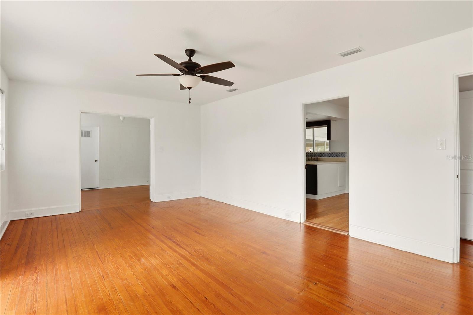 404 W Whidden St Property Photo 5