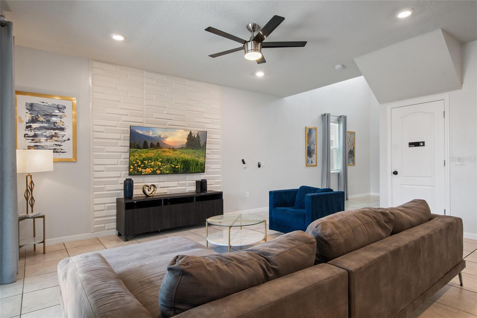 7364 Oakmoss Loop Property Photo 9