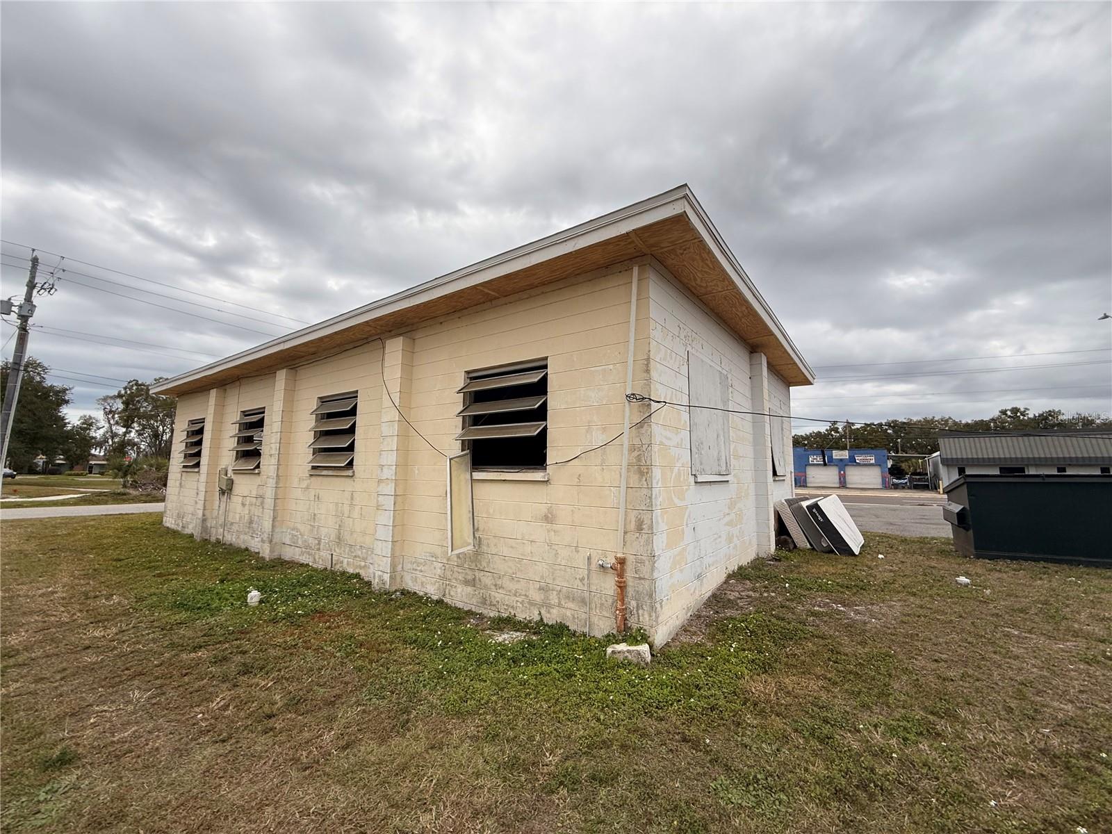 1305 E Baker St Property Photo 7