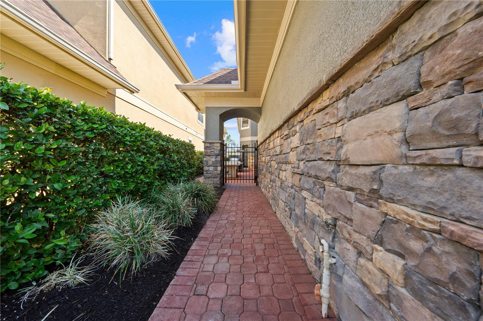 785 Golden Bear Dr Property Photo 3