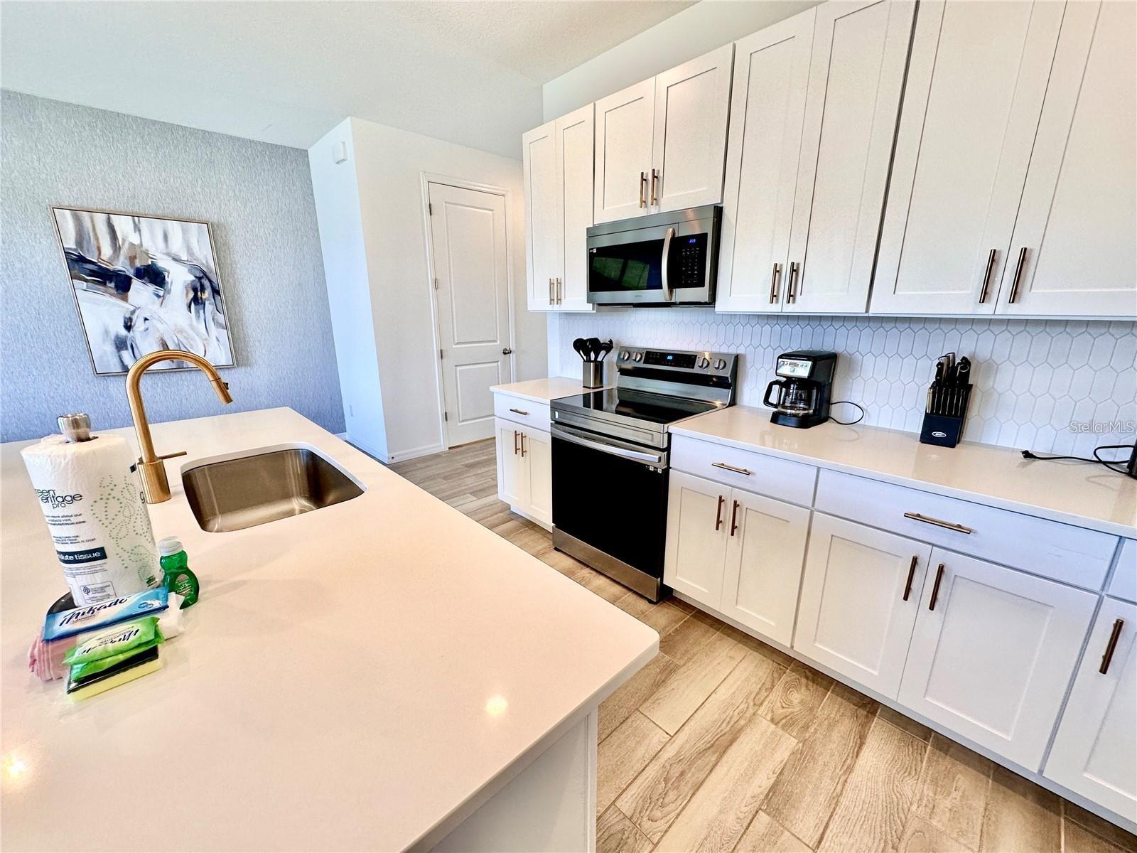 1047 Plantation Ln Property Photo 5