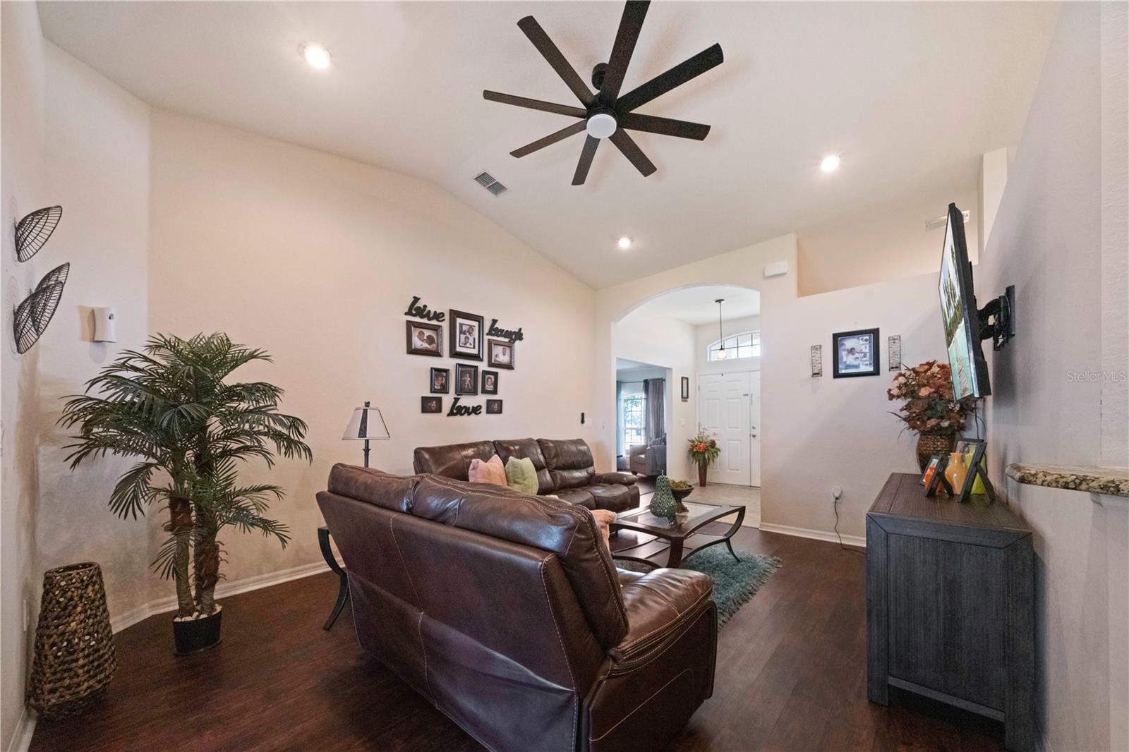 6518 Crescent Loop Property Photo 9