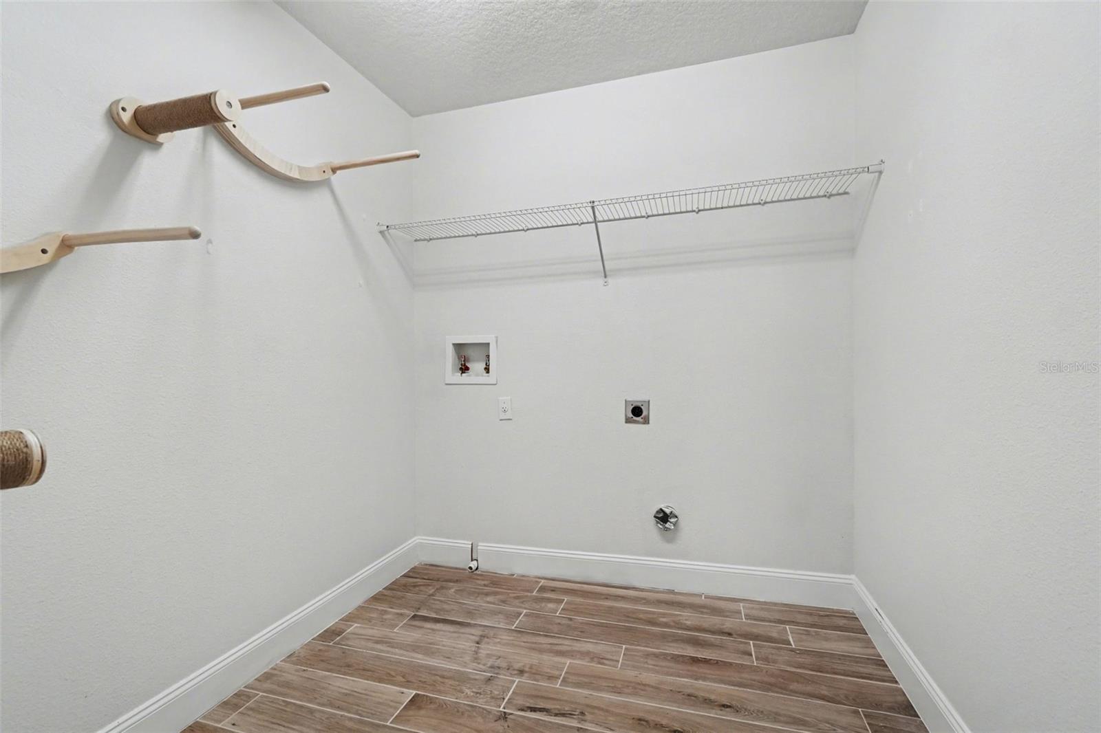 406 Capron Ash Loop Property Photo 11