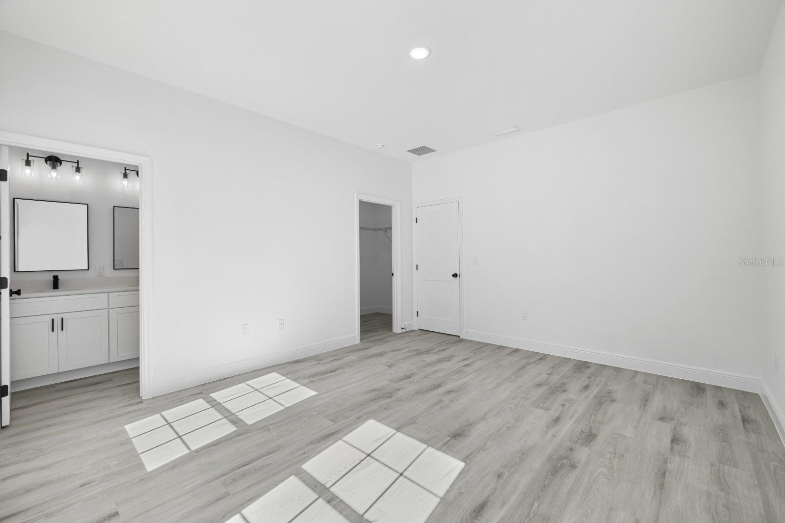 144 W Ruska Pl Property Photo 3