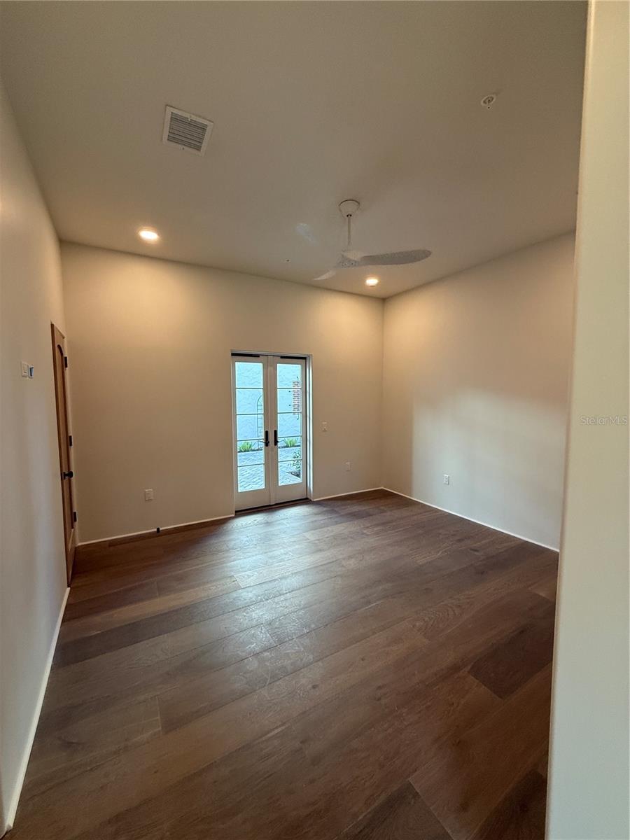 301 W Comstock Ave Property Photo 13