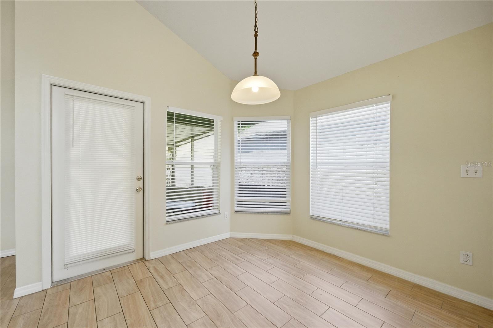 632 Blenheim Loop Property Photo 32