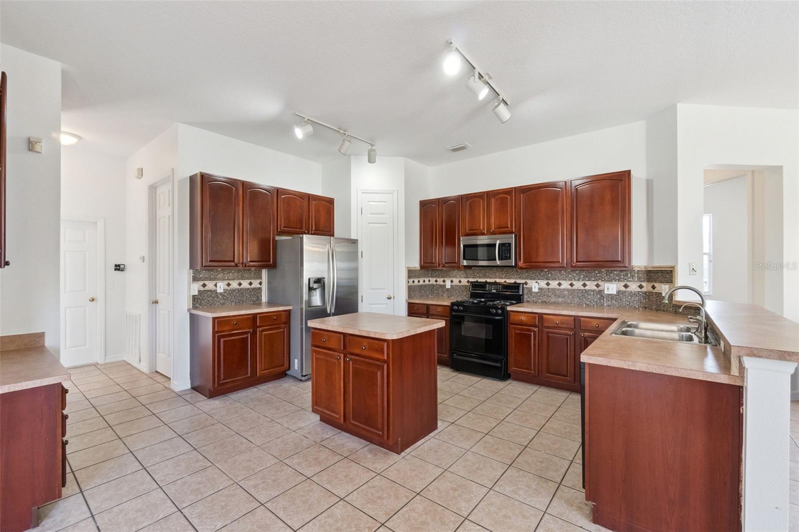 7045 Branch Ct Property Photo 4