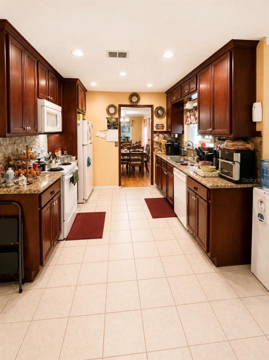 1012 Forest Cir Property Photo 5