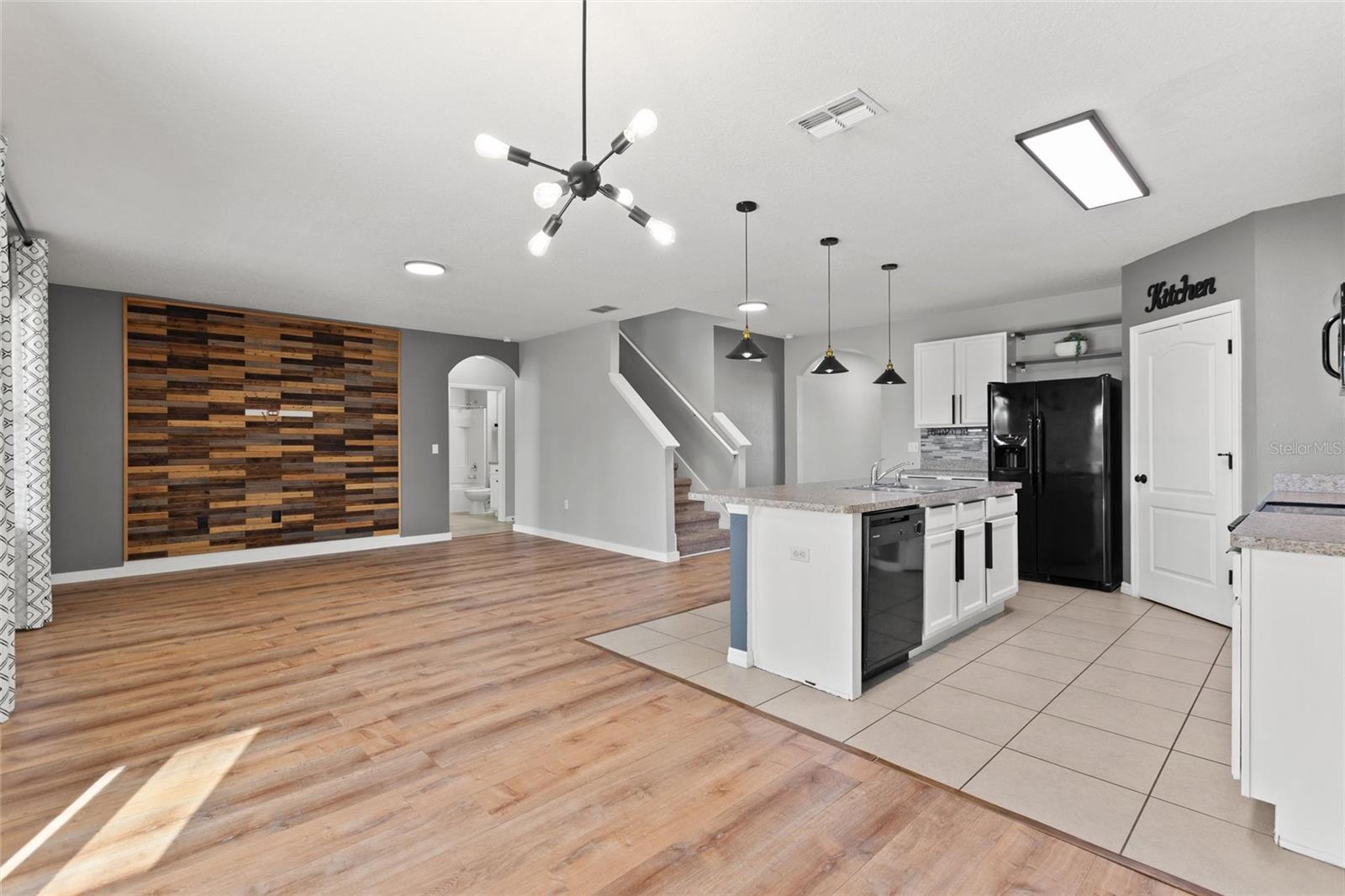 519 Oakhurst Way Property Photo 16