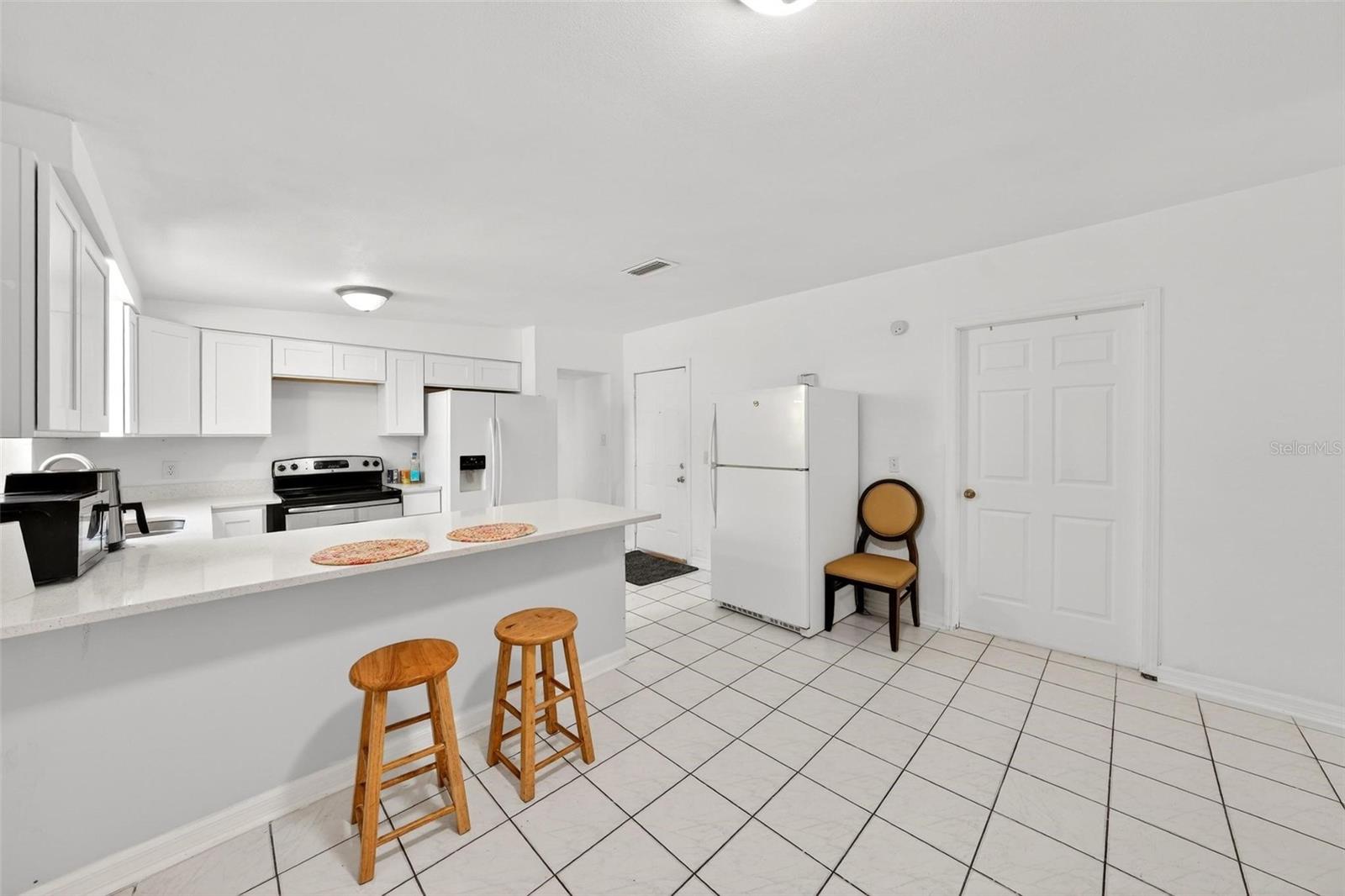 410 Santiago Ave Property Photo 3