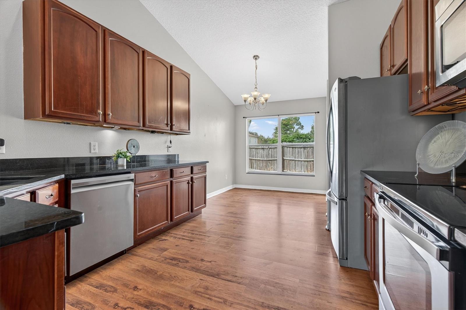 19500 Glen Elm Way Property Photo 6