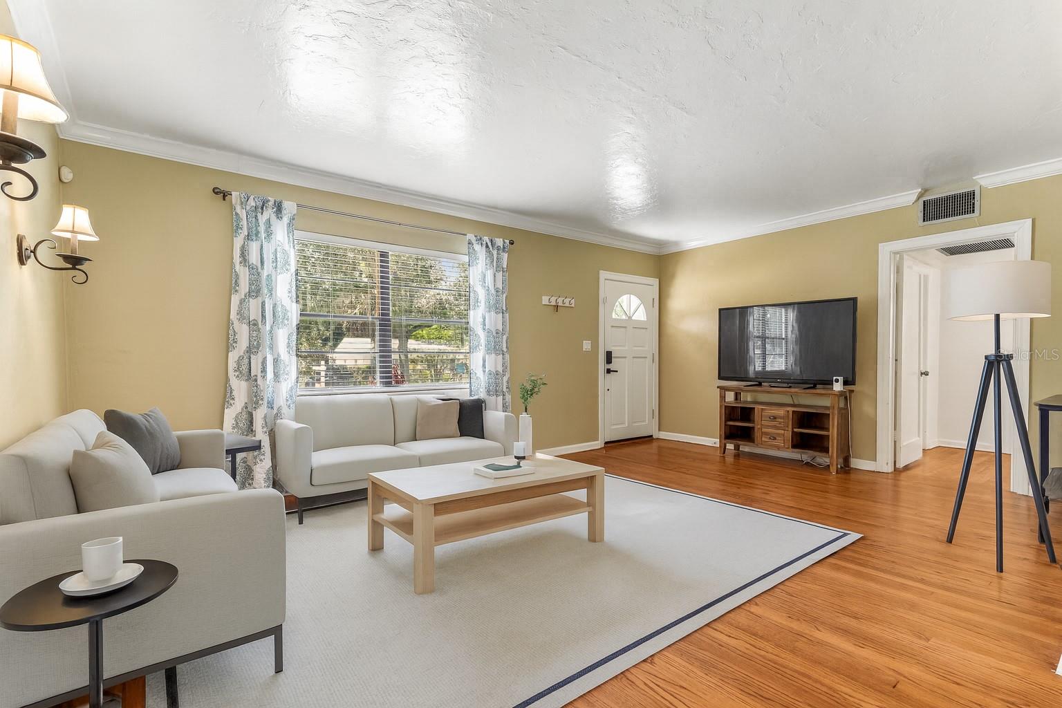 37 E Vanderbilt St Property Photo 3