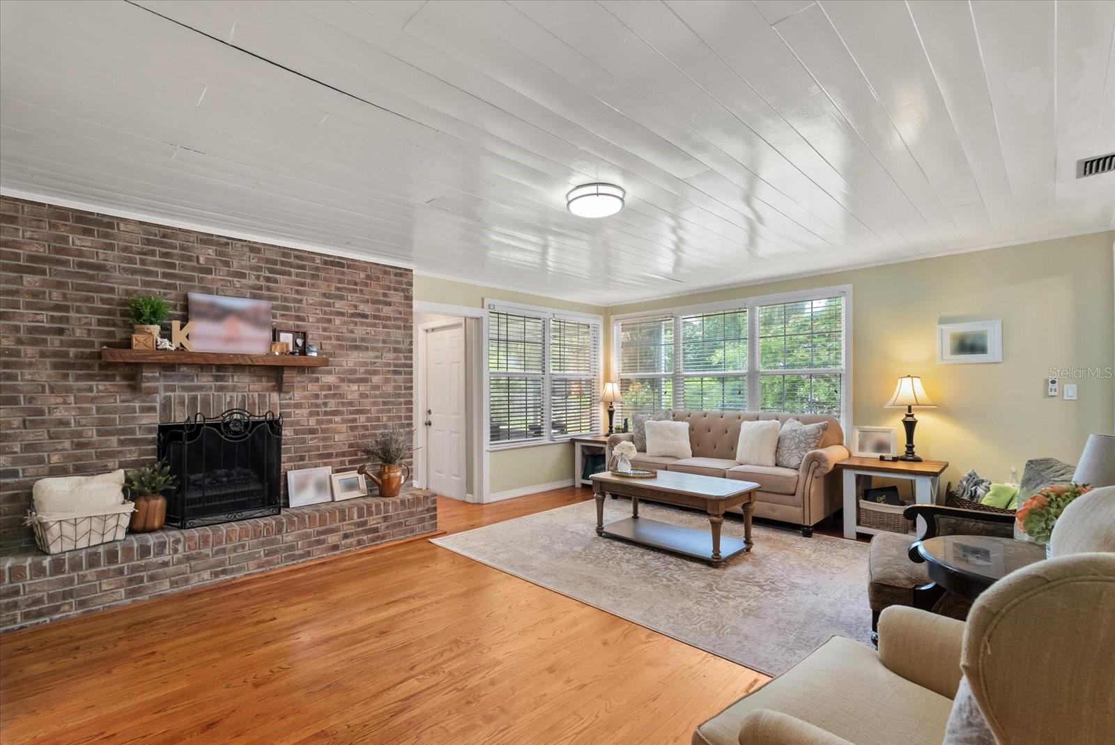 37 E Vanderbilt St Property Photo 4