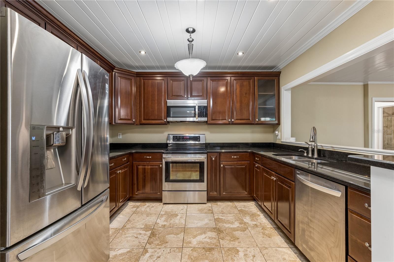 37 E Vanderbilt St Property Photo 5