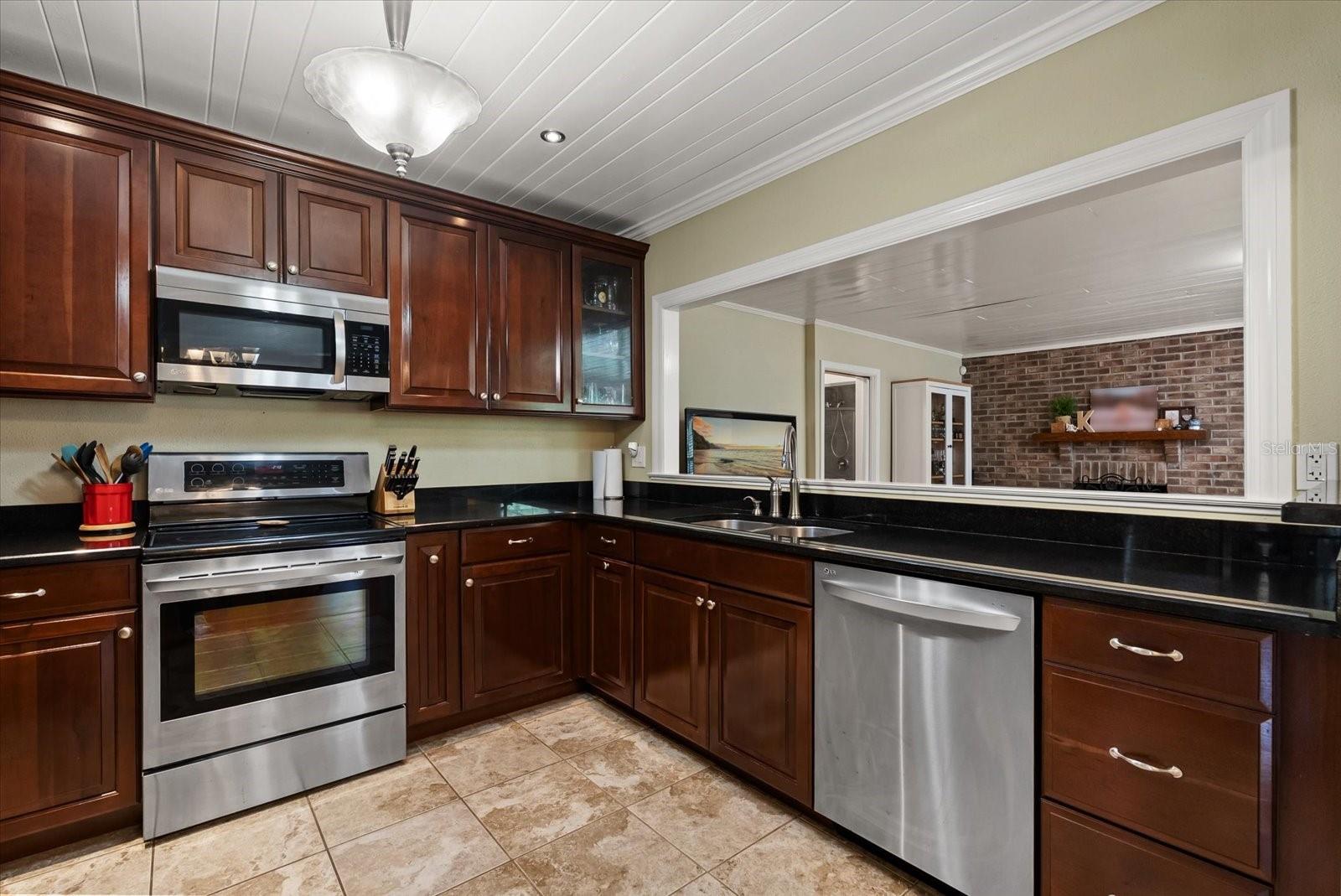37 E Vanderbilt St Property Photo 6