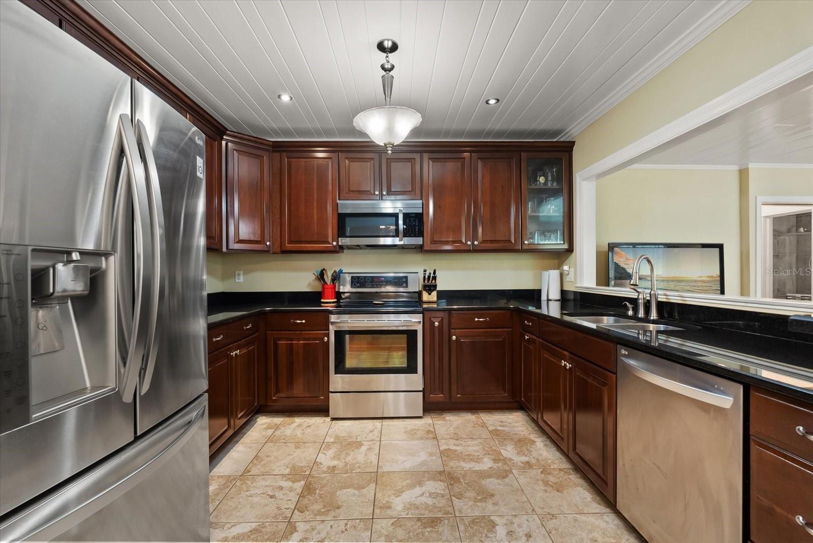 37 E Vanderbilt St Property Photo 7