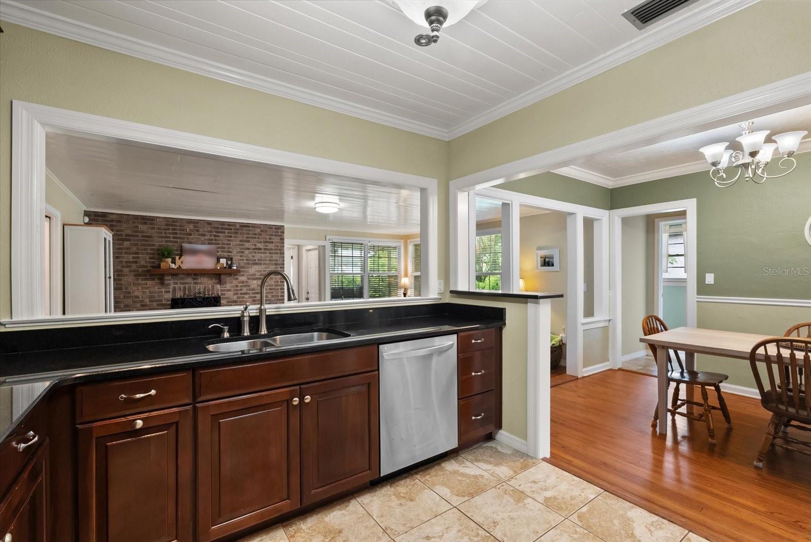 37 E Vanderbilt St Property Photo 8