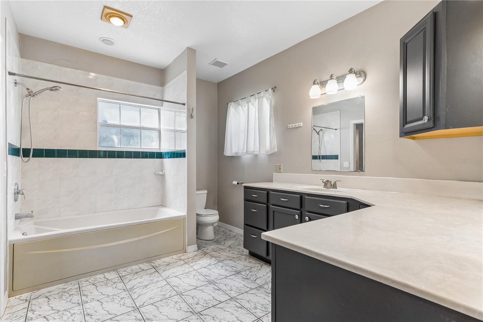 37 E Vanderbilt St Property Photo 16