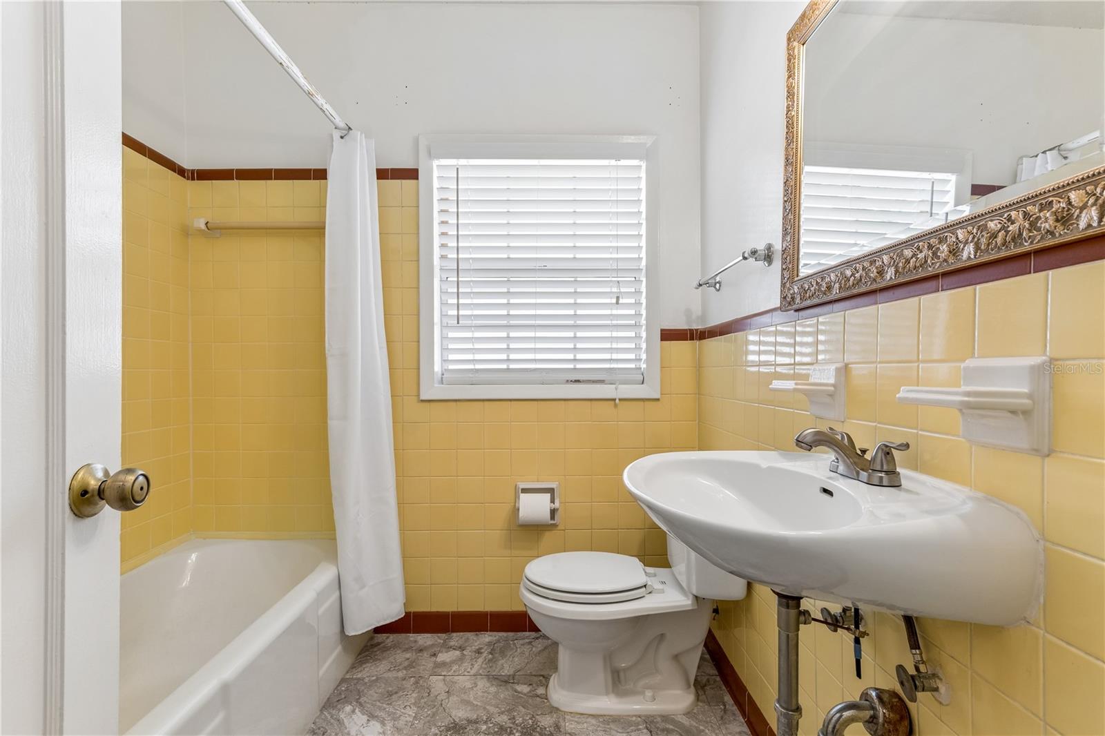 37 E Vanderbilt St Property Photo 20