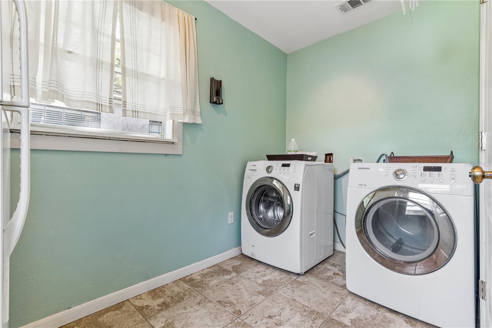 37 E Vanderbilt St Property Photo 24