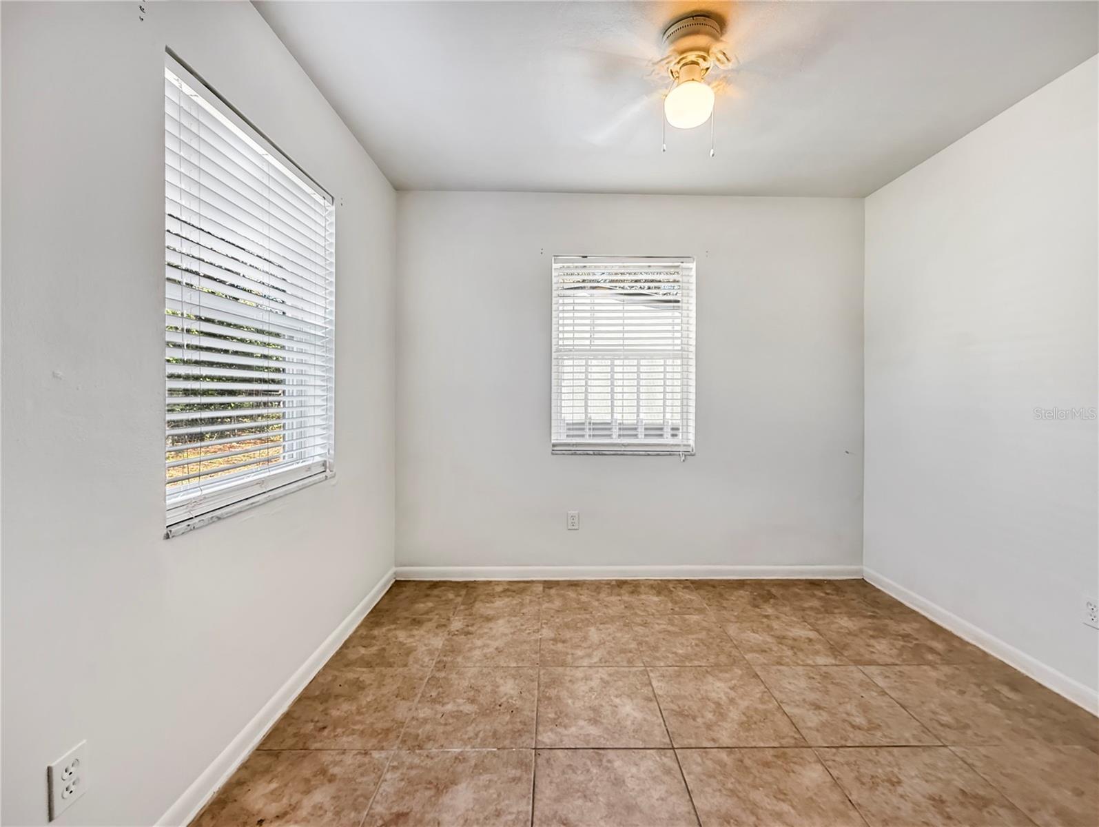 889 W Village Dr Property Photo 20