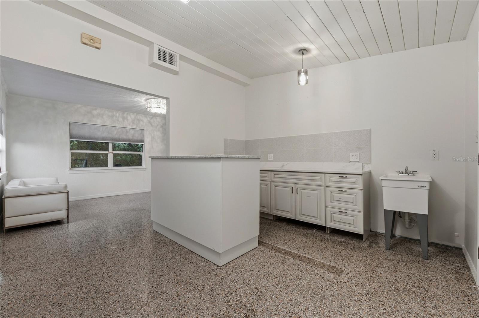 4749 Hargrave St Property Photo 8
