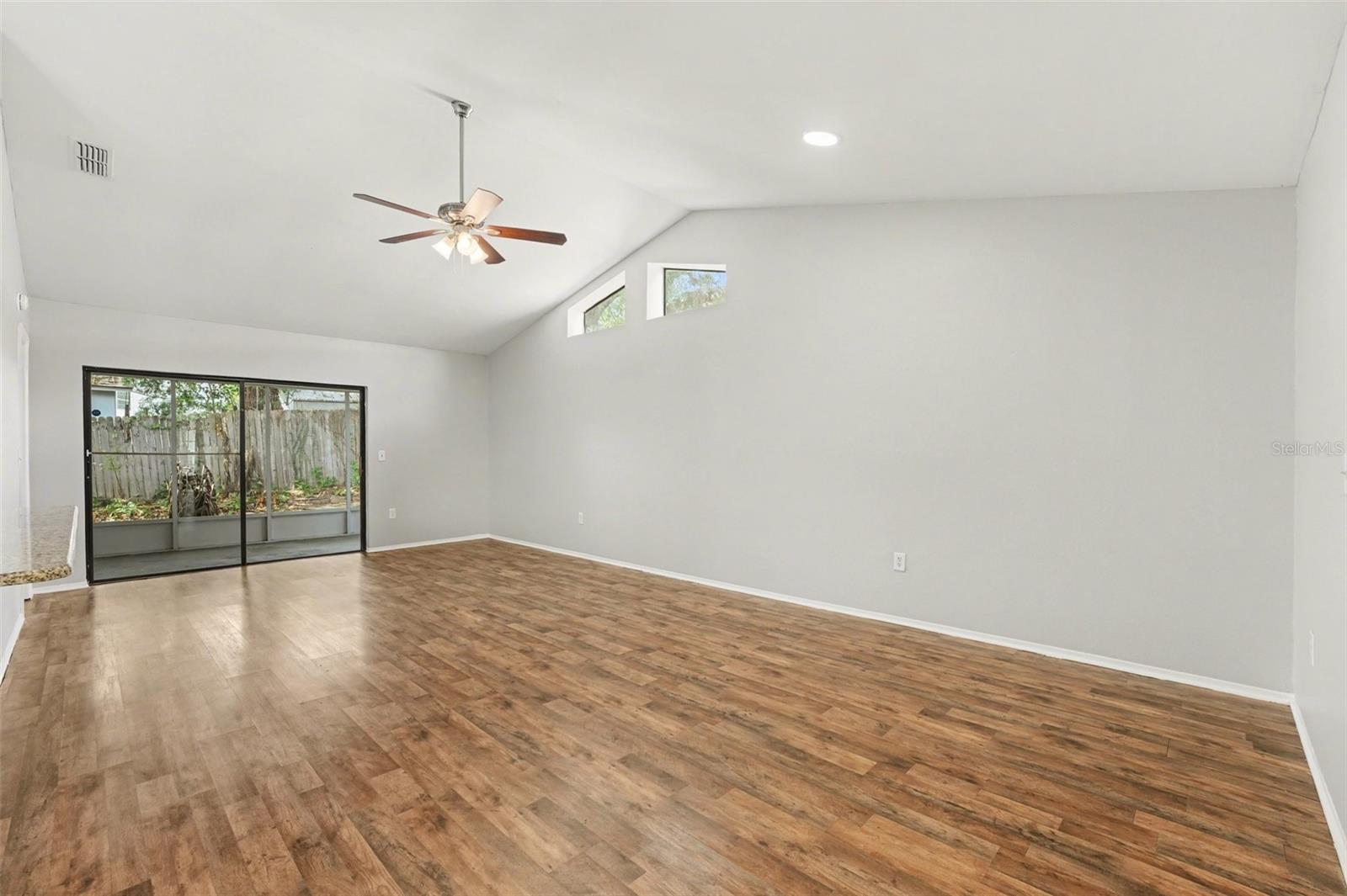 638 Lake Dexter Cir Property Photo 6