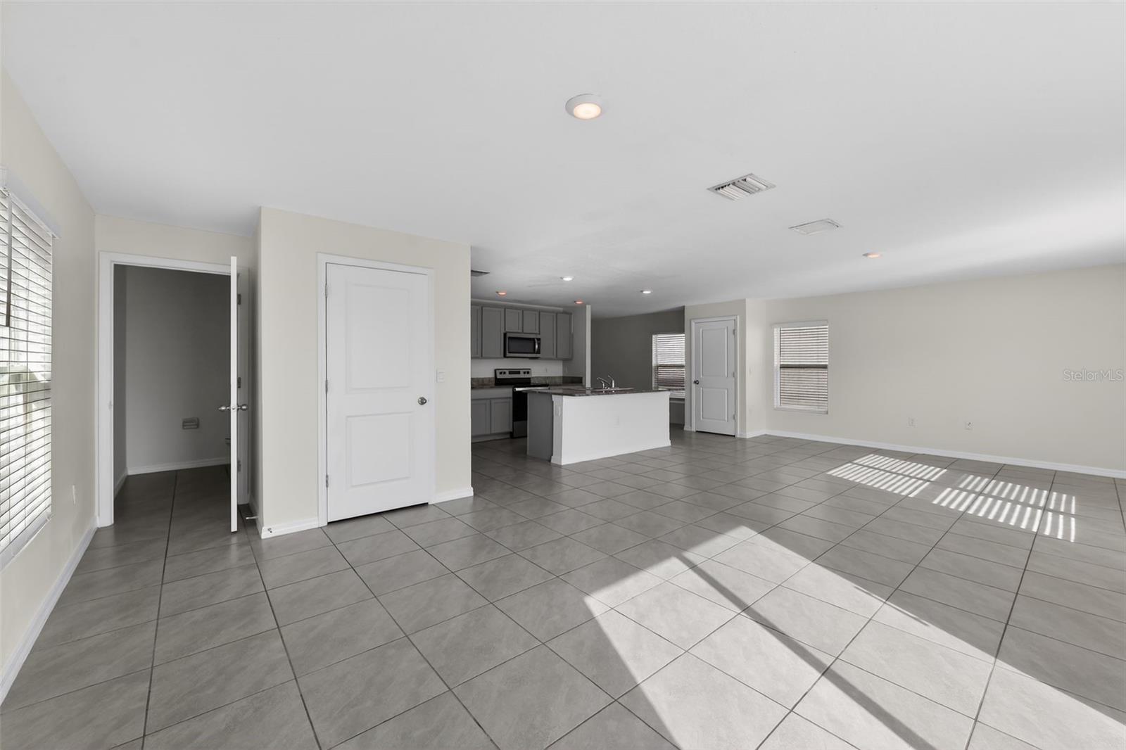 439 Sunlit Coral St Property Photo 6