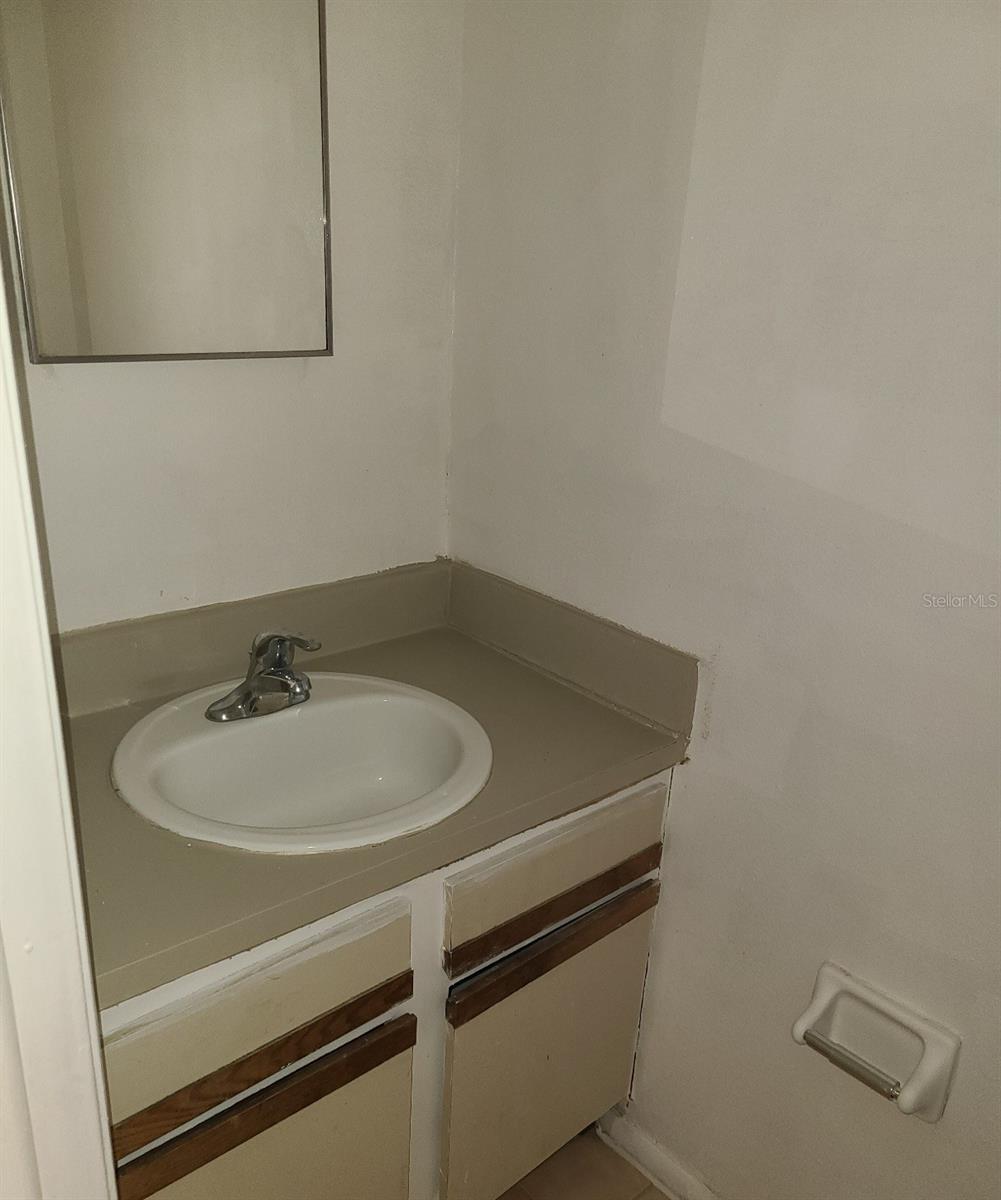 4916 Silver Oaks Vlg #e Property Photo 5