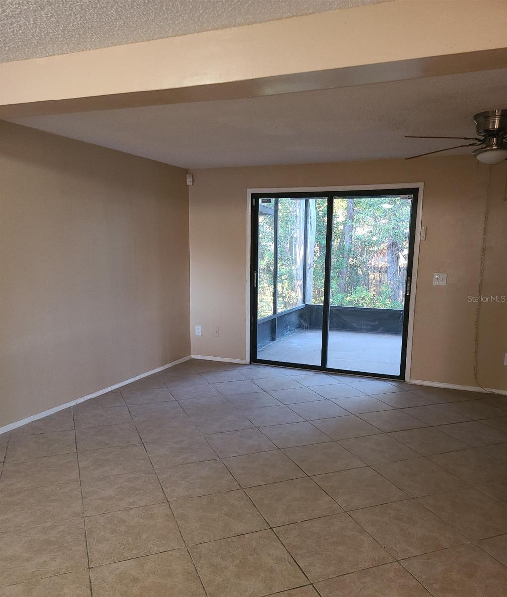 4916 Silver Oaks Vlg #e Property Photo 7