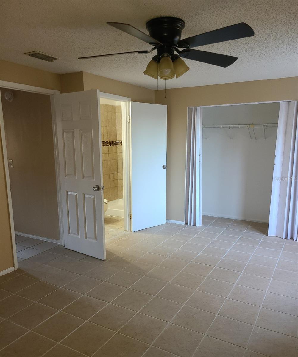 4916 Silver Oaks Vlg #e Property Photo 13