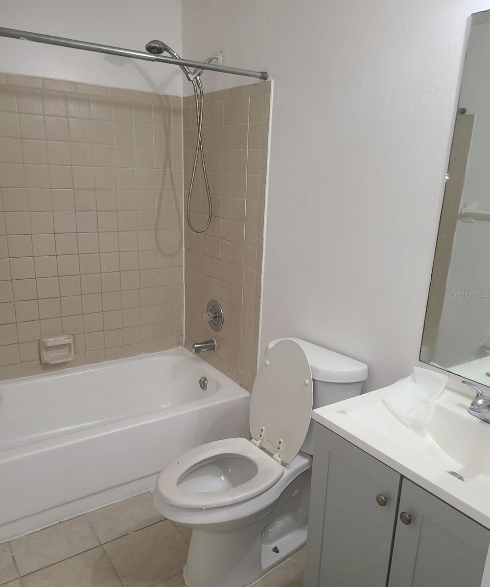 4916 Silver Oaks Vlg #e Property Photo 15