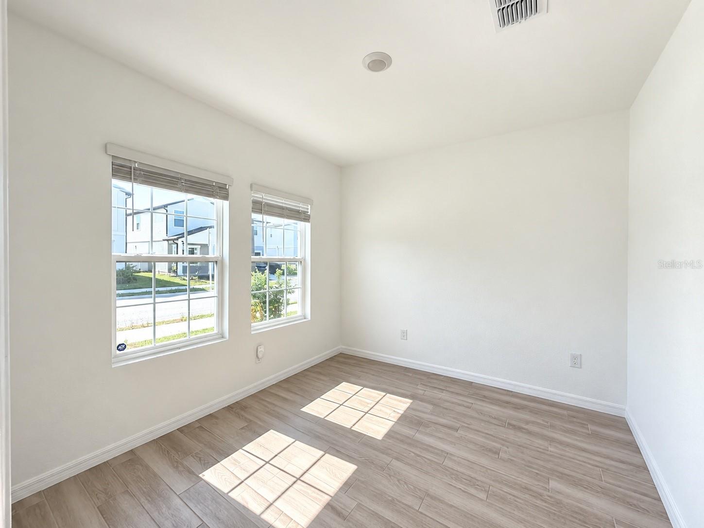 2077 Derwent Dr Property Photo 4