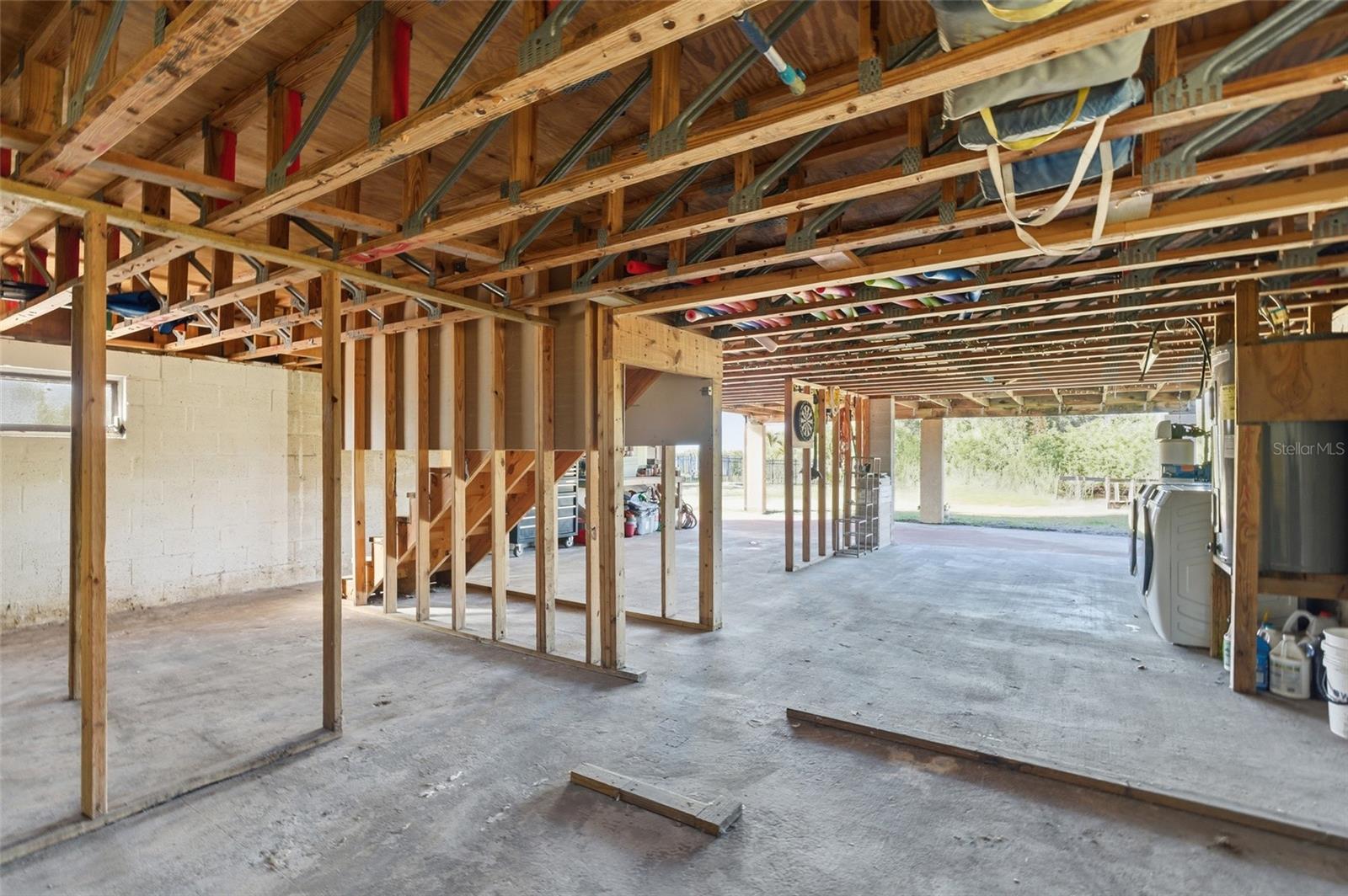 O6392569 Property Photo 37