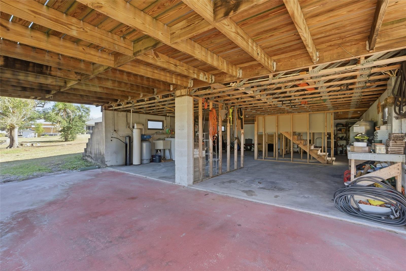 O6392569 Property Photo 45