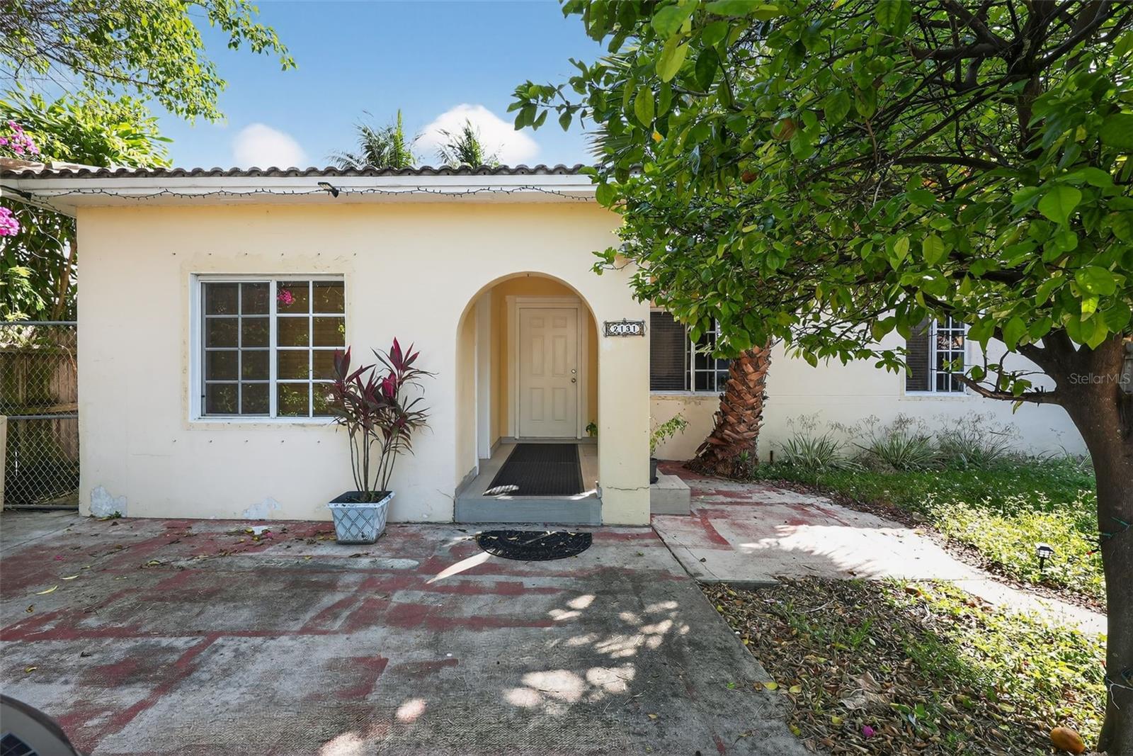 2131 BIARRITZ DR