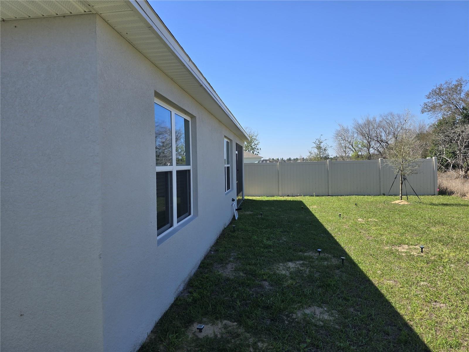 873 Ambleside Dr Property Photo 4