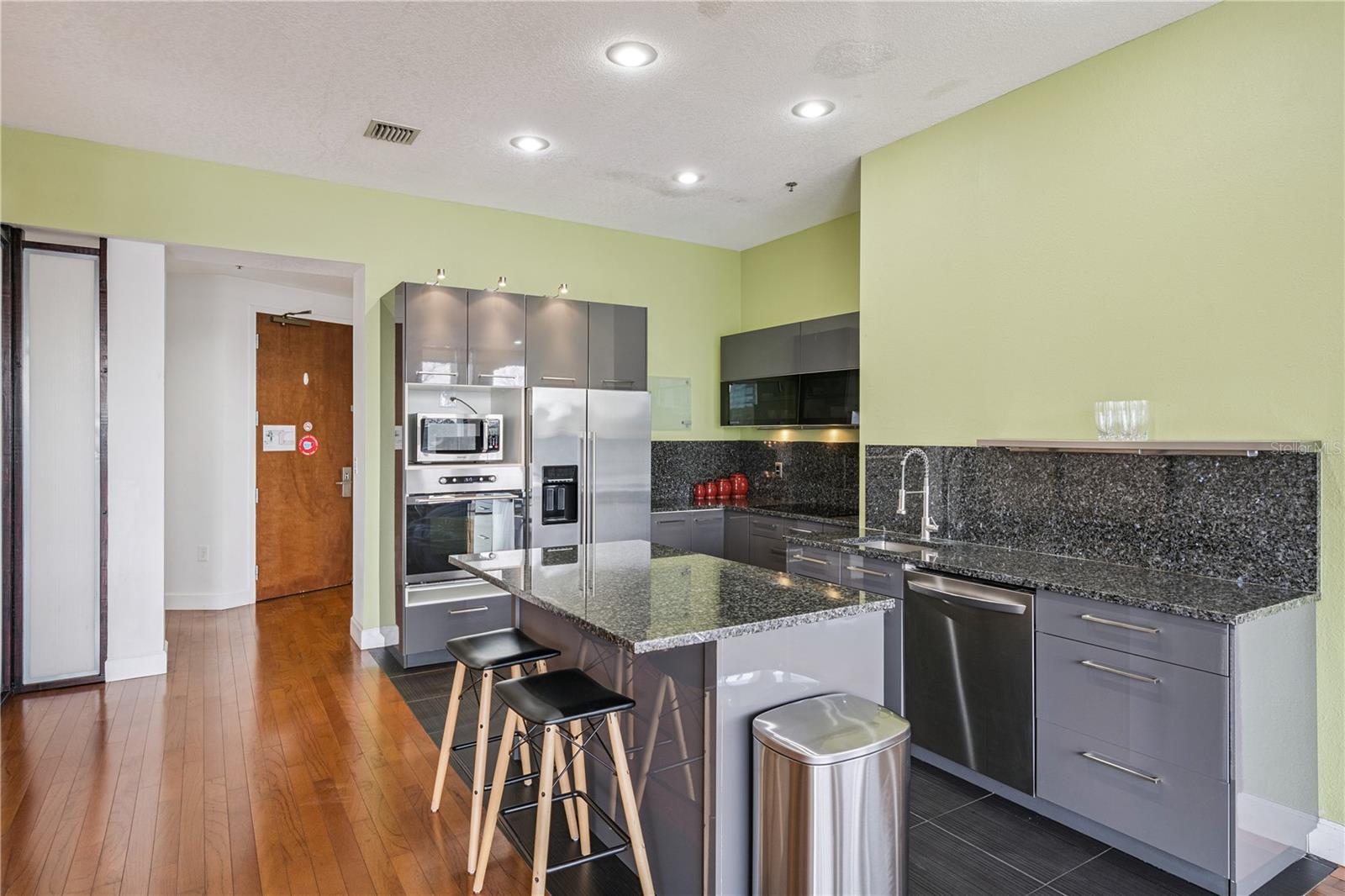 151 E Washington St #ph3b Property Photo 16