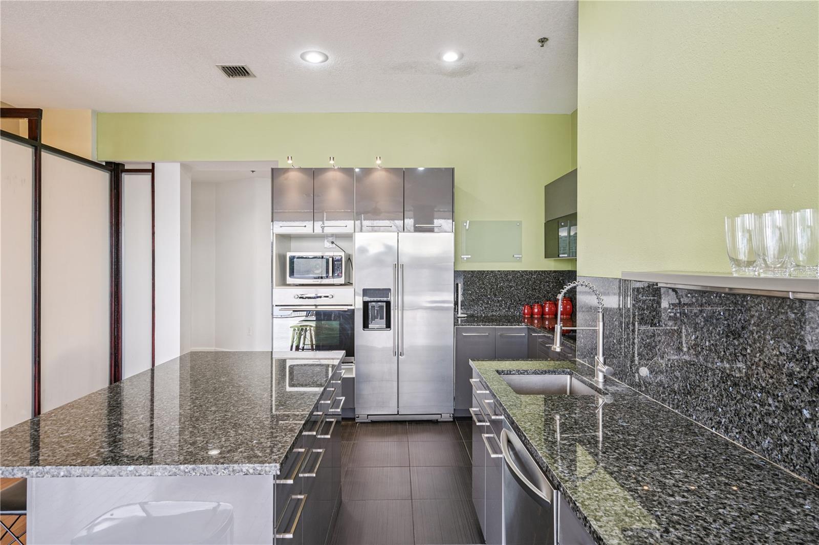 151 E Washington St #ph3b Property Photo 17