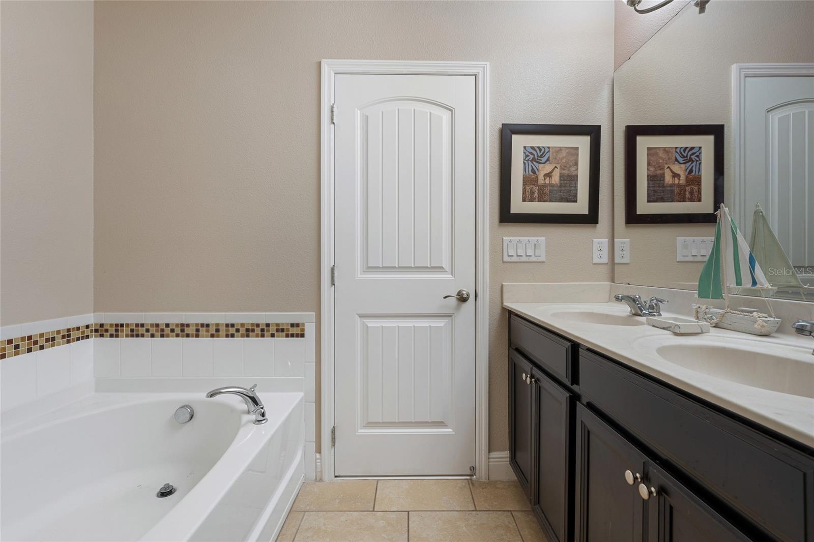 4115 Oaktree Dr Property Photo 28