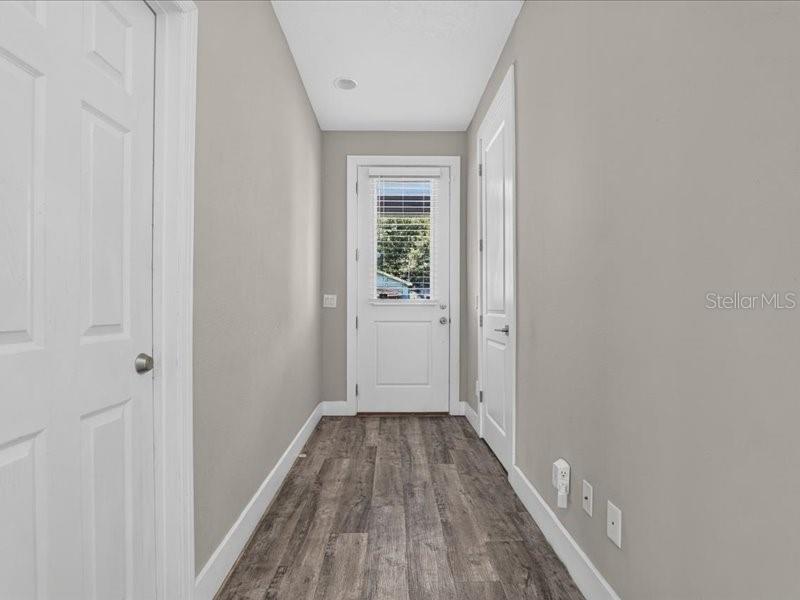 909 Randall St Property Photo 6