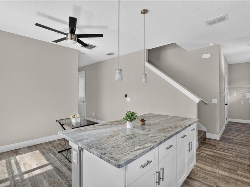909 Randall St Property Photo 11
