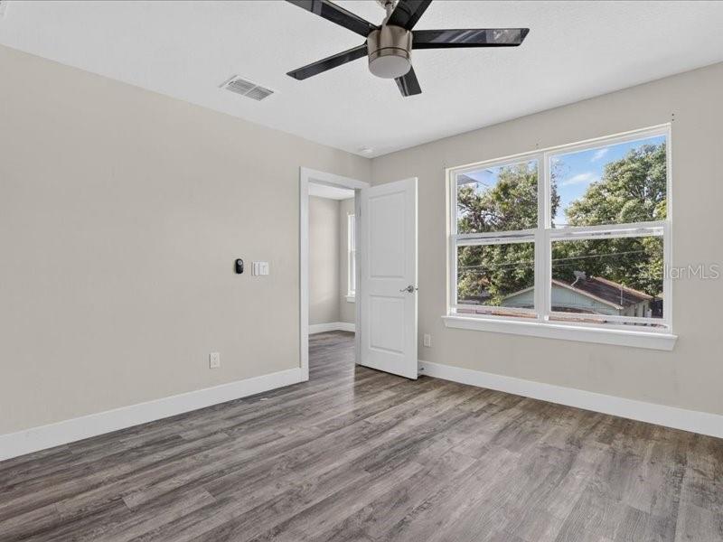 909 Randall St Property Photo 22