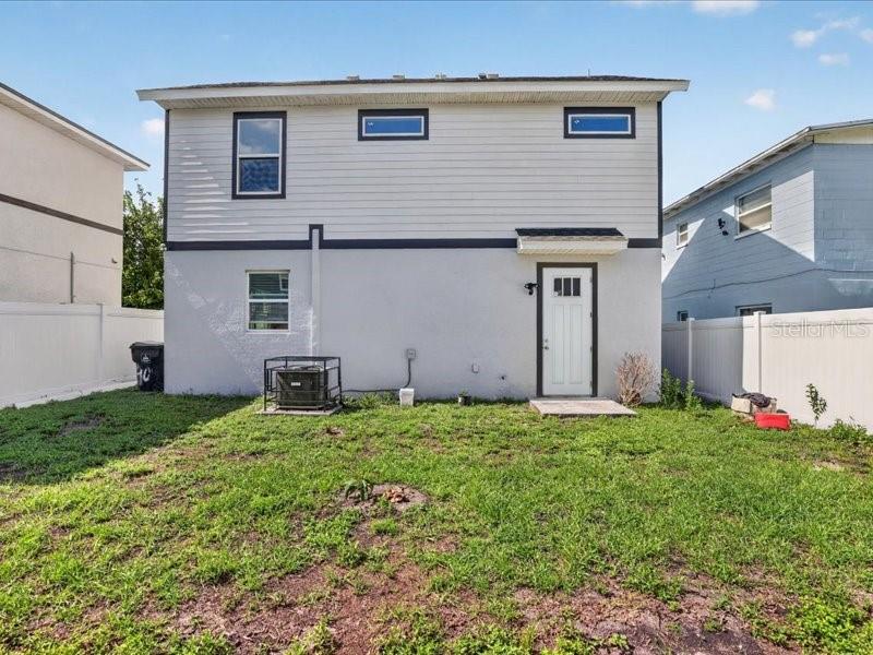 909 Randall St Property Photo 28