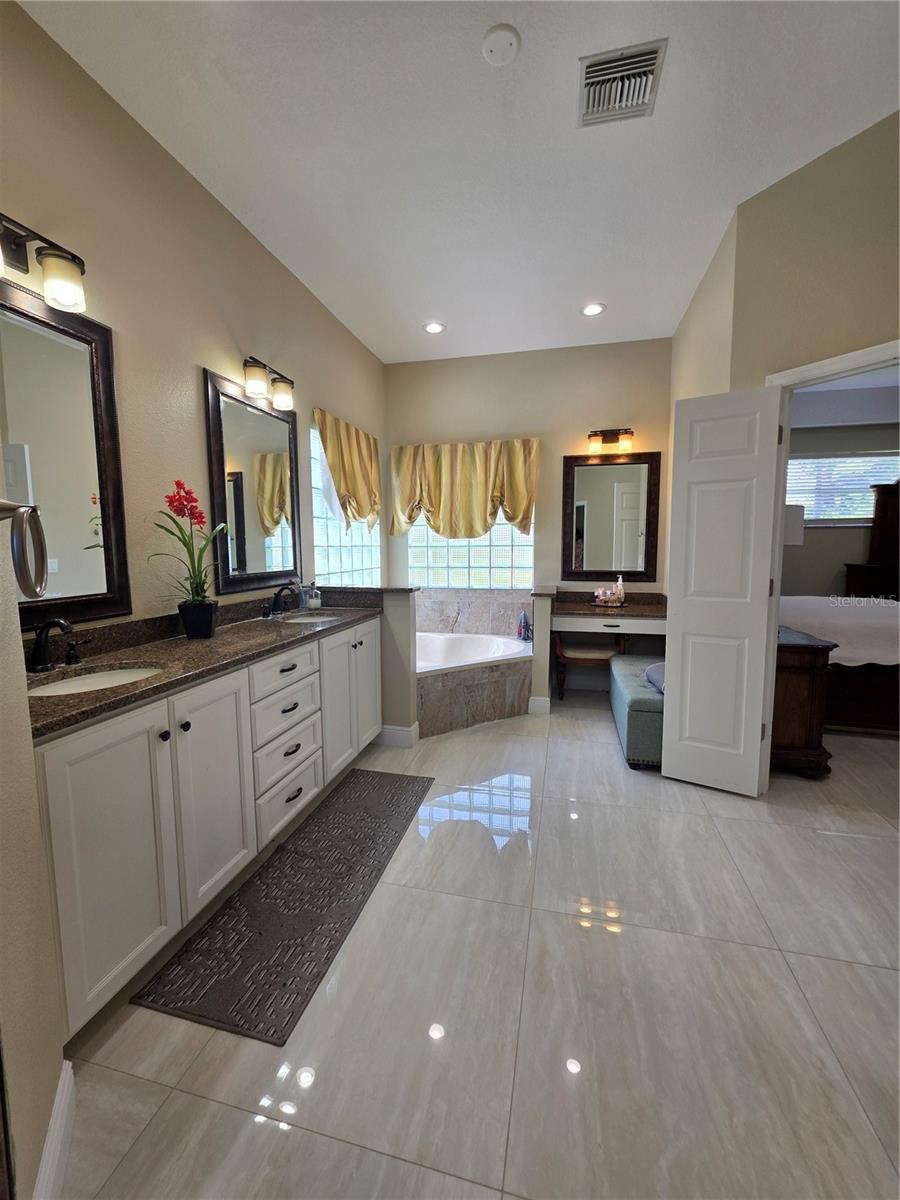 O6394091 Property Photo 11