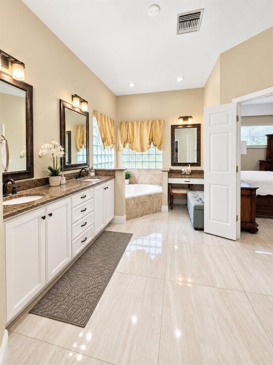 O6394091 Property Photo 18