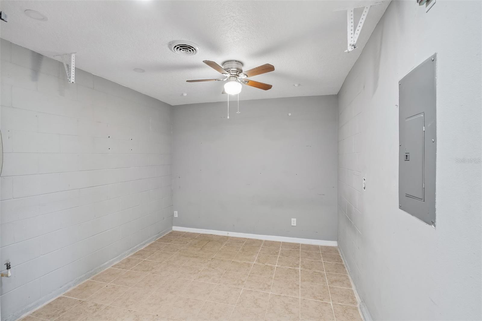 219 E 15th St Property Photo 15