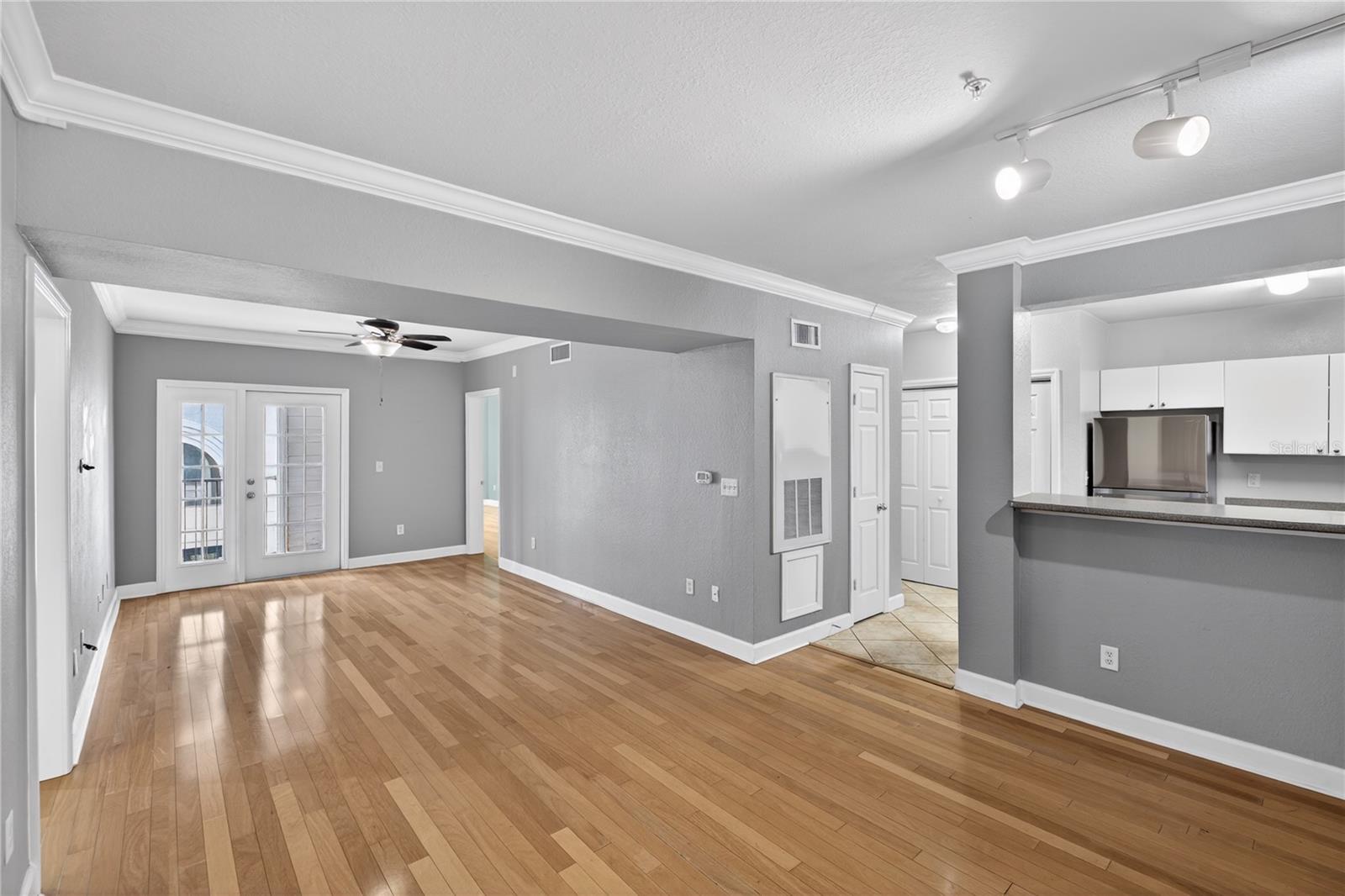 300 E South St #2014 Property Photo 7